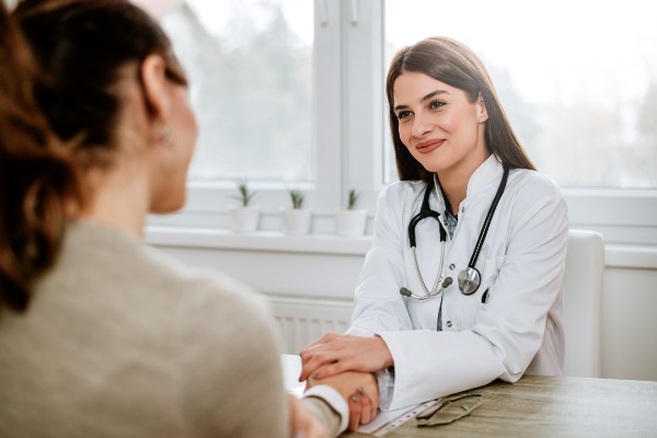 médica e paciente conversando