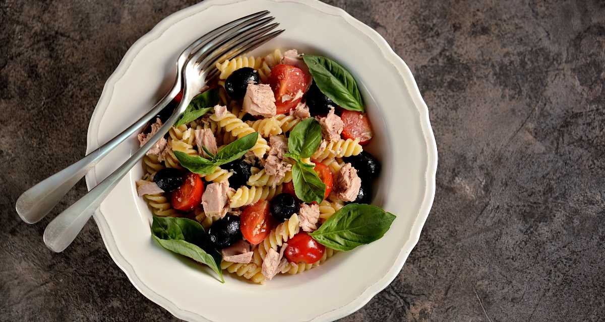 Salada de macarrão com atum