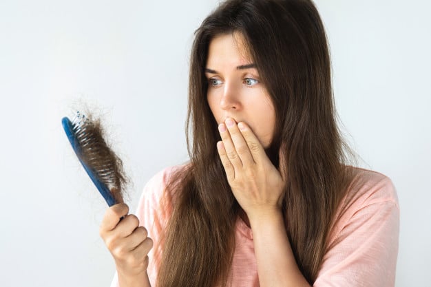 Mulher com queda de cabelo