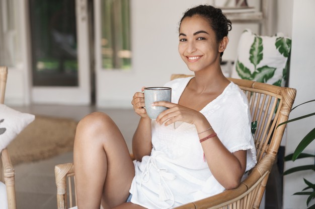 mulher tomando chá