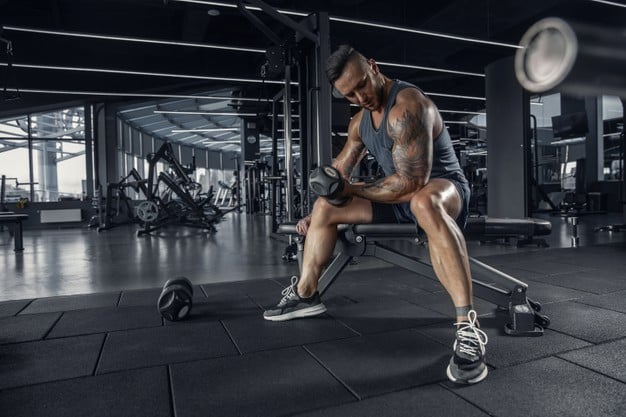 homem treinando bíceps com halter