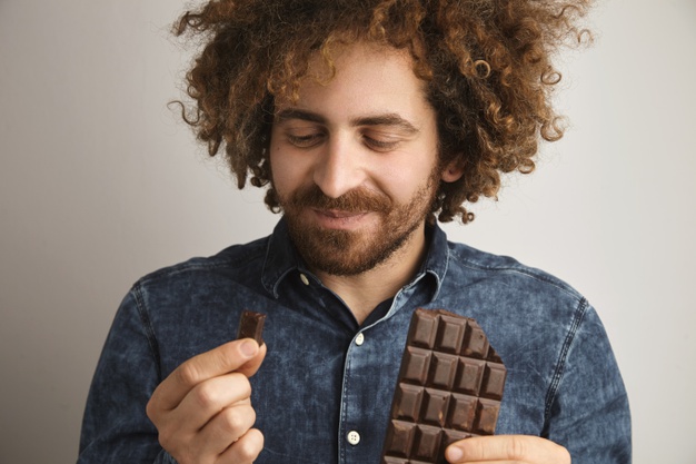 Homem comendo chocolate