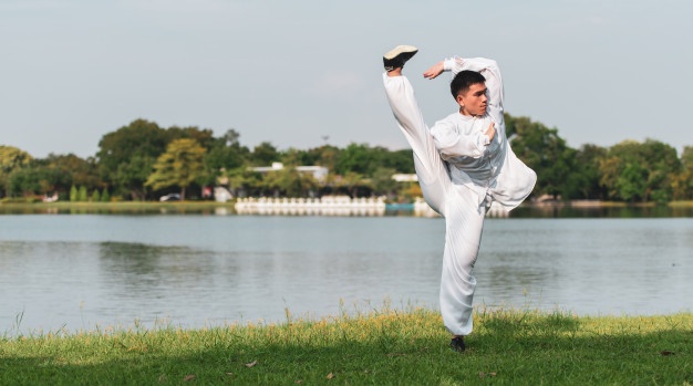 Homem praticando tai chi