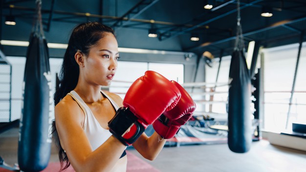 mulher fazendo aula de body combat