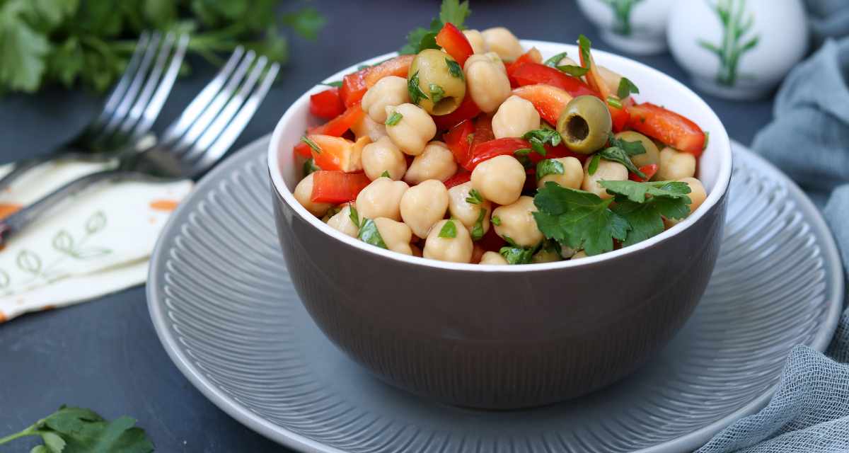 Salada de grão-de-bico com atum