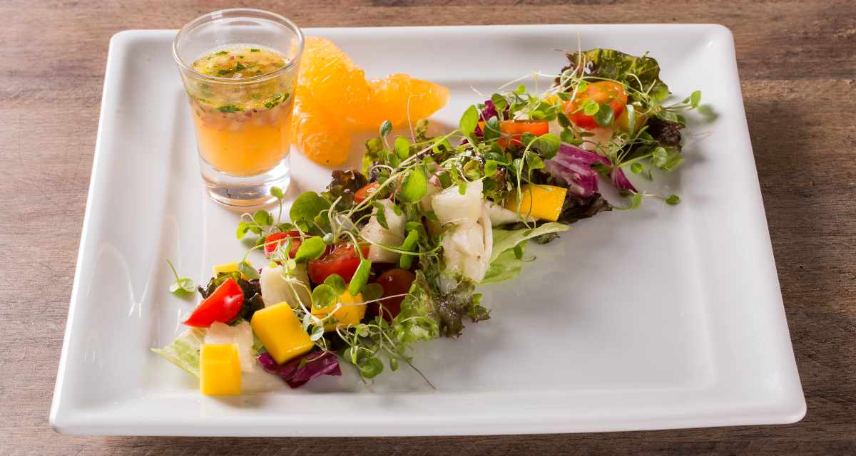 Salada de verduras com fruta