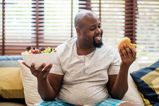 homem comendo fast food