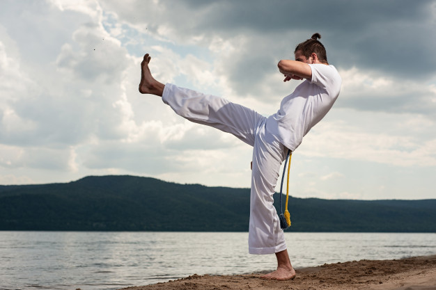 Homem praticando capoeira