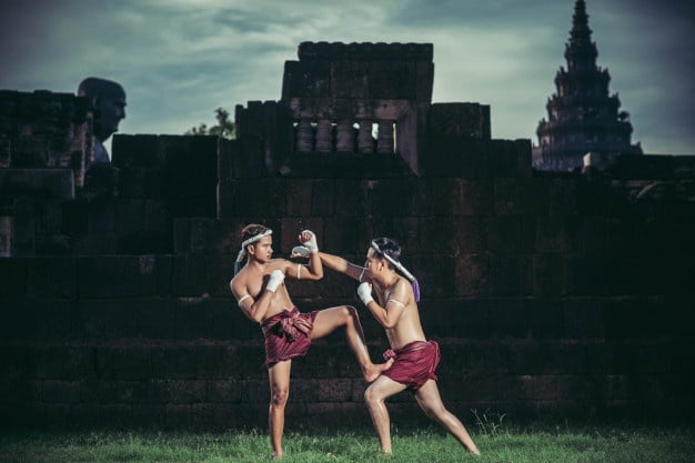 homens praticando muay thai