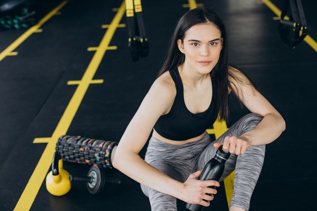 mulher fitness na academia