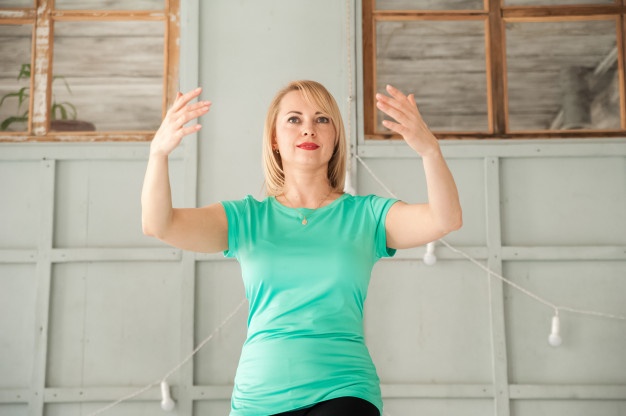 Mulher praticando tai chi chuan