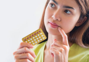 8 remédios para descer a menstruação mais usados