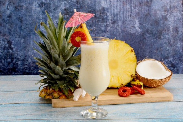 suco de abacaxi e água de coco