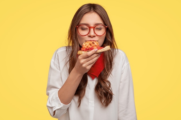 mulher comendo um lanche