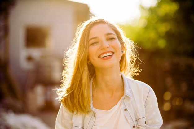 mulher feliz sorrindo