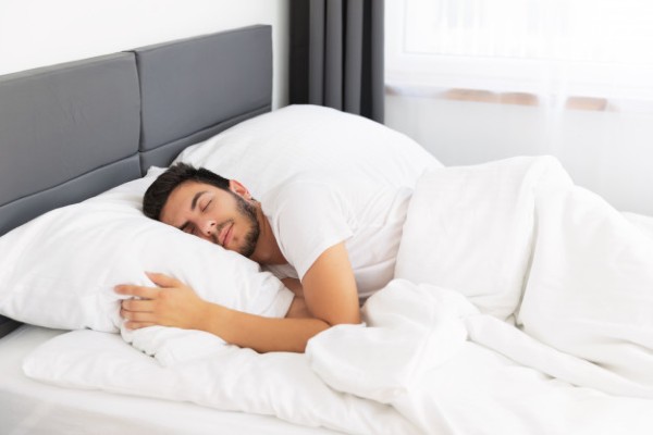 dormir de lado