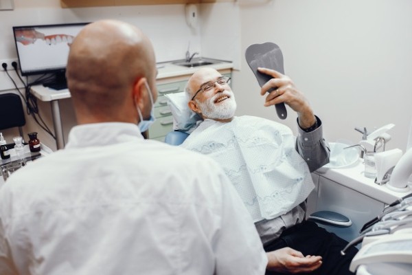 homem feliz no dentista