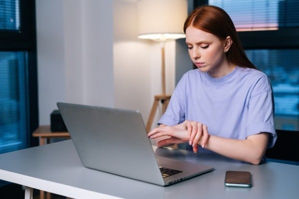 mulher digitando com dor no pulso