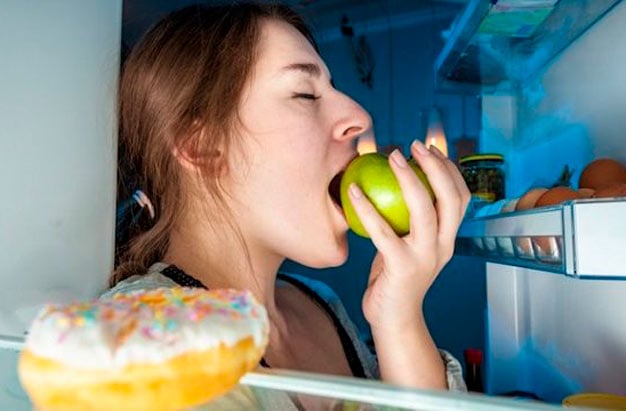 mulher comendo maçã no lanche noturno