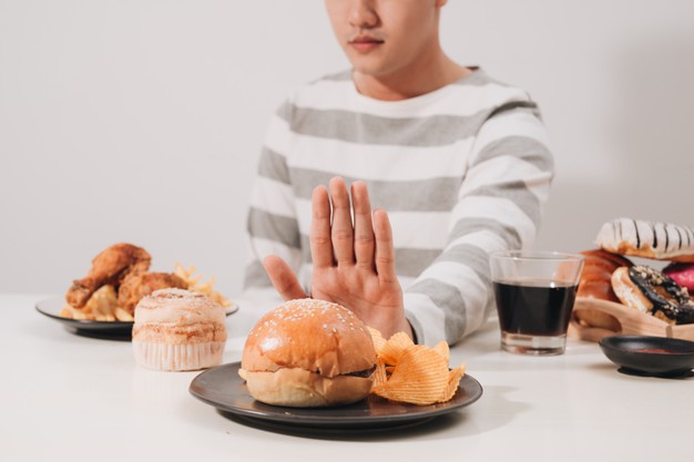 comidas gordurosas e ricas em carboidrato aumentam os níveis de triglicerídeos