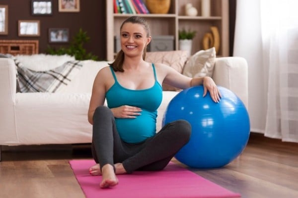 mulher gravida se exercitando