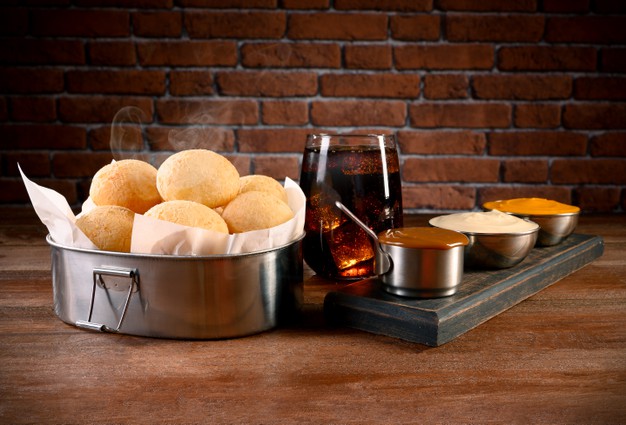 pão de queijo com doce de leite