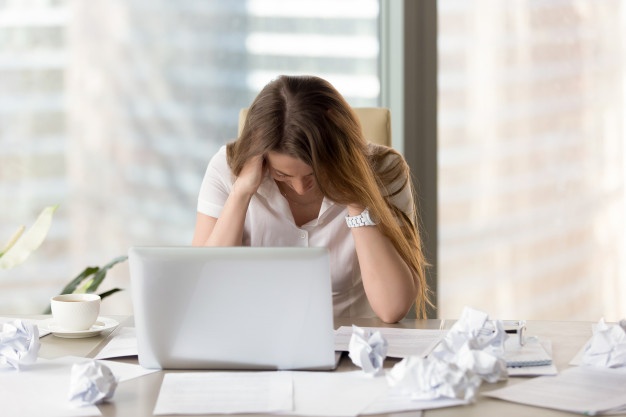 mulher estressada com crise de ansiedade