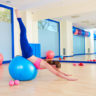 pilates alongamento cisne com bola