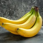 Comer banana antes de dormir faz bem? Engorda?