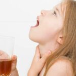 9 gargarejos caseiros para tratar a inflamação na garganta
