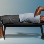 Pullover com halter e braços flexionados para tríceps - Como fazer e erros comuns