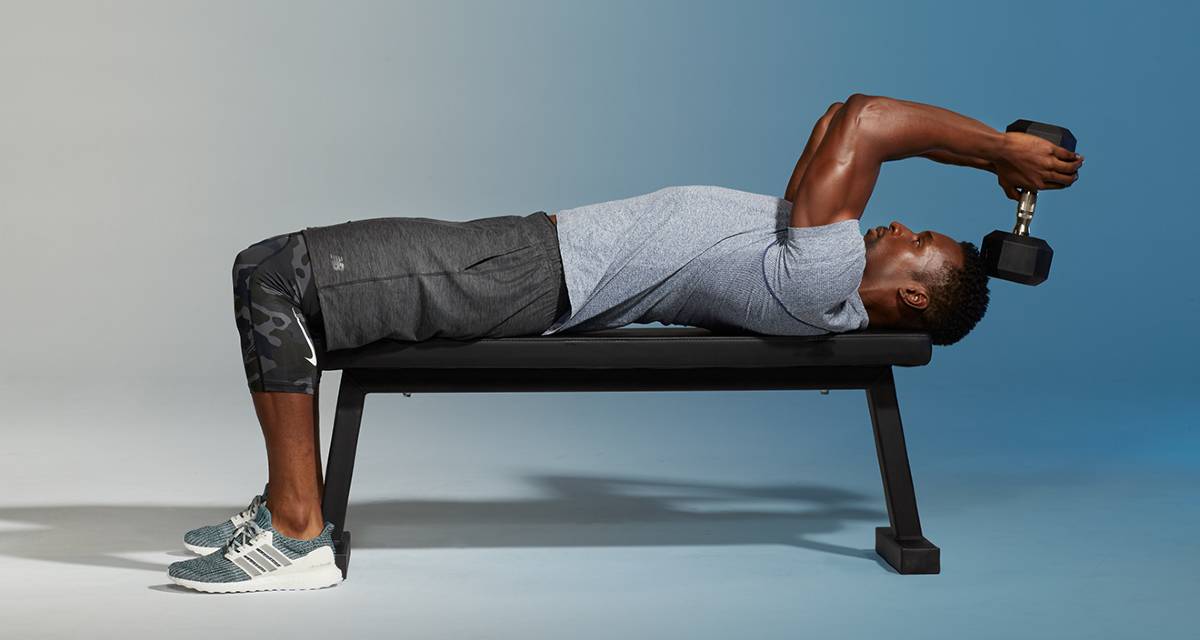 Pullover com halter e braços flexionados para tríceps Como fazer e