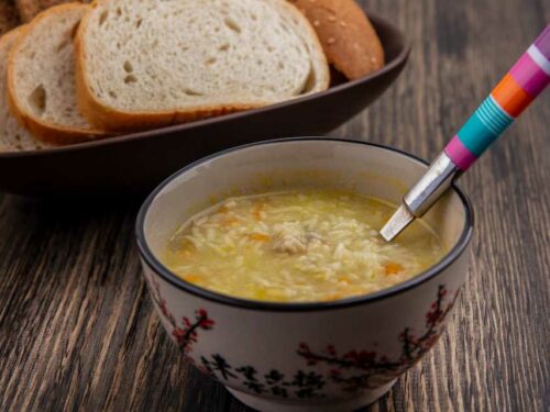 Sopa de macarrão com carne moída