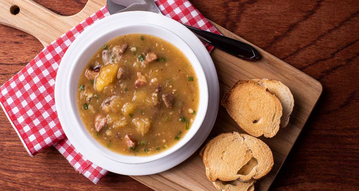 Sopa de mandioca com carne seca