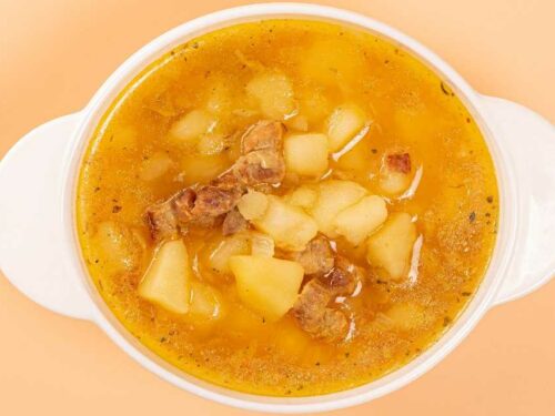 Sopa de mandioca com costela
