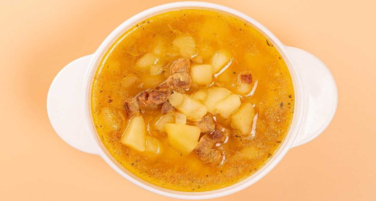 Sopa de mandioca com costela