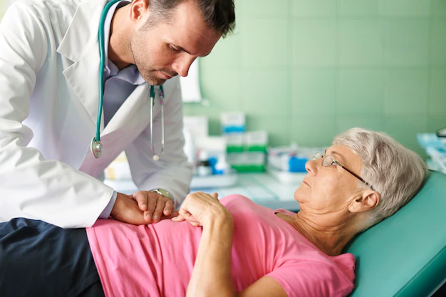 Médico examinando barriga de paciente