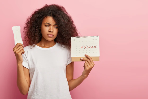 Mulher com calendário menstrual