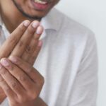 Dor nas juntas dos dedos: 6 principais causas e o que fazer