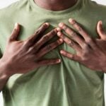Dor na mama nos homens: causas e o que fazer