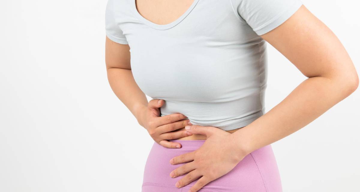 Dor do lado esquerdo da barriga: principais causas e o que fazer ...