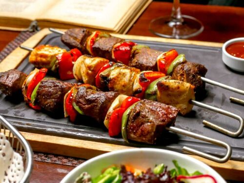 Espetinho de carne com legumes