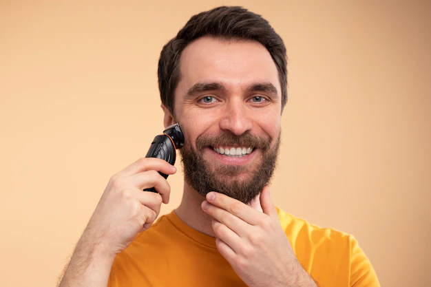 Homem fazendo barba