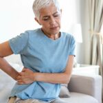 Dor do lado esquerdo da barriga: principais causas e o que fazer