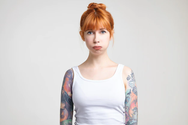 Mulher tatuada preocupada