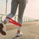 Extensão de perna em pé com elástico - Como fazer e erros comuns