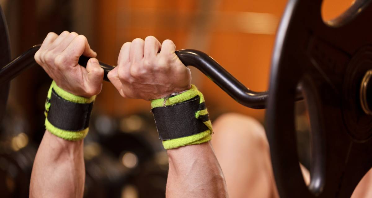 Tríceps testa no banco inclinado e barra EZ Como fazer e erros comuns