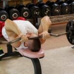 Rosca tríceps testa deitado no banco reto com barra tradicional - Como fazer e erros comuns