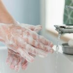 6 erros que você jamais deve cometer ao lavar as mãos