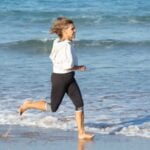 Correr descalço faz mal? Benefícios, riscos e como começar